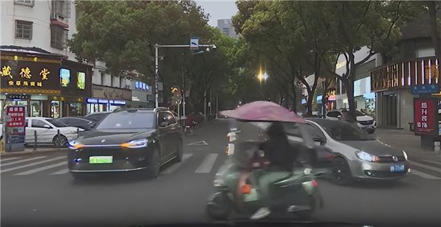 十字路口惊魂！问界 M9 AEB 成功避险，华为智驾实力出圈
