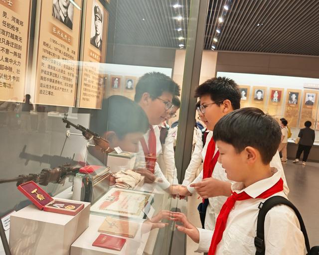 郑州市二七区汝河路小学教育集团清明祭先烈厚植家国情怀