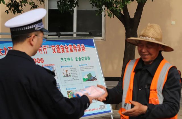 武陟交警走进索克多福公司普法宣传，共筑“五一”安全防线