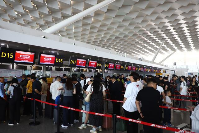 郑州机场“五一”出行热度高涨 出入境游迎来小高峰