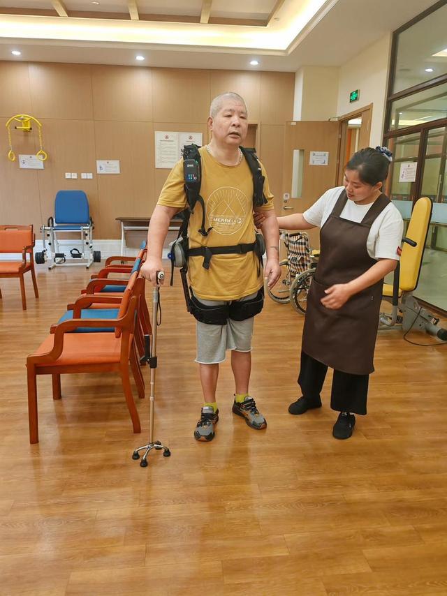 当“机器人养老”走进现实！外骨骼黑科技让护工秒变超人