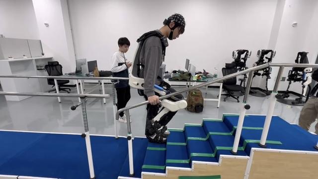当“机器人养老”走进现实！外骨骼黑科技让护工秒变超人