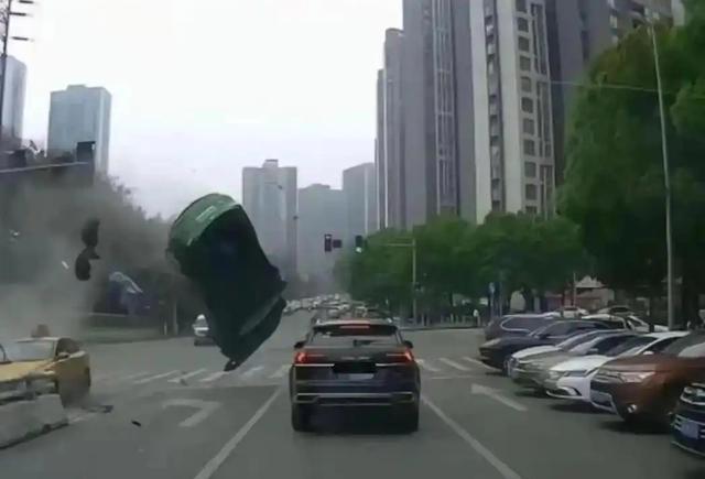 重庆街头一特斯拉失控损毁多车，刹车失灵还是另有隐情？