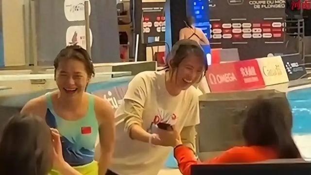 三代跳水女皇温莎同框：全红婵坐郭晶晶怀里合影笑开花