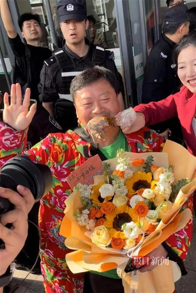“卤鹅哥”靠投喂“甲亢哥”走红，气温30℃仍穿花棉袄，60秒视频报价1万元