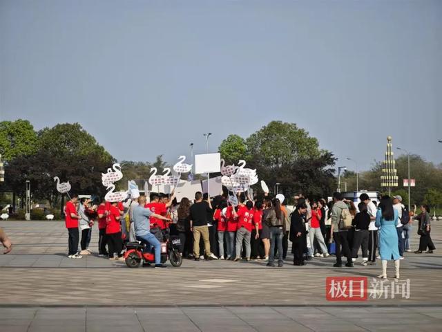 “卤鹅哥”靠投喂“甲亢哥”走红，气温30℃仍穿花棉袄，60秒视频报价1万元