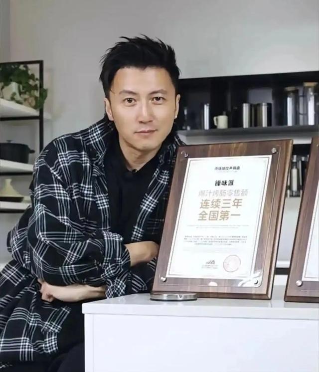 谢霆锋宣布“送20张演唱会门票”，此前门票被炒至17万
