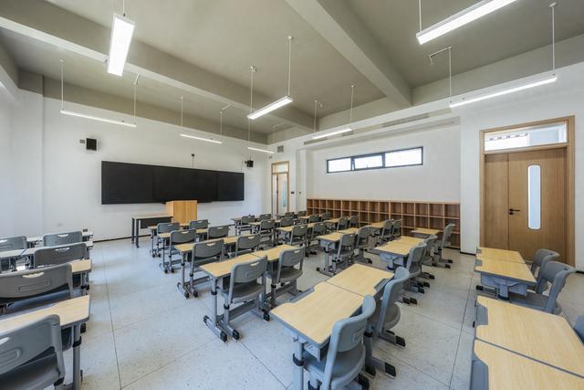 别让现代化教学困在一块电子屏里丨中听
