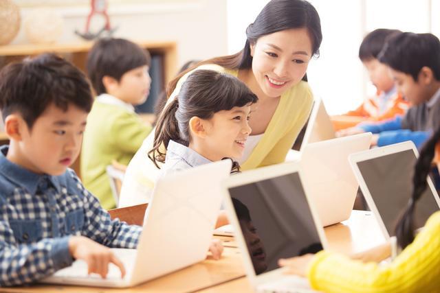 别让现代化教学困在一块电子屏里丨中听