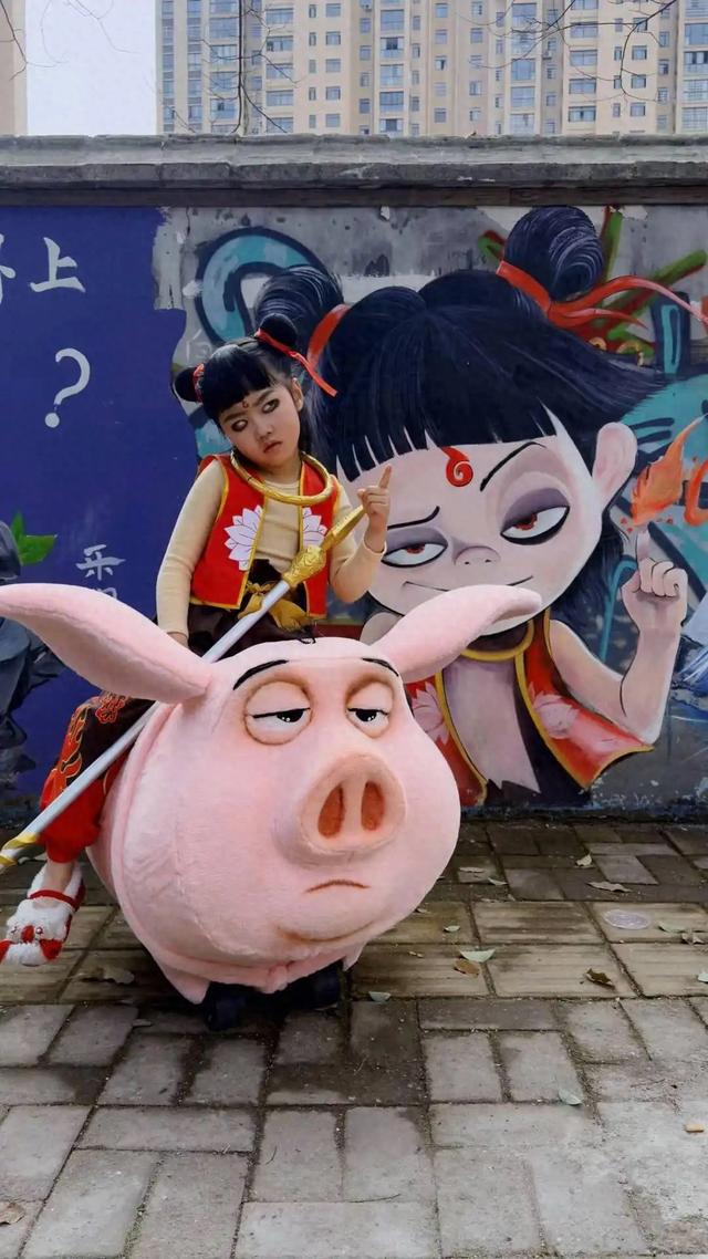 62岁奶奶跨界成网红裁缝，1:1还原“太乙真猪”