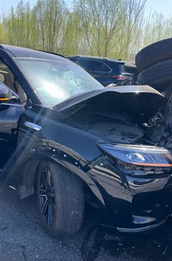 问界M7撞上货车，车主未受伤还淡定合影，安全设计还是运气加持？