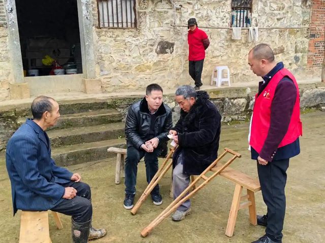 老两口为病故儿子还清17万欠款