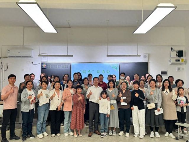 “与世共阅向光而行”—互助路小学颍河校区“颍光”读书会