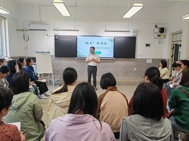“与世共阅向光而行”—互助路小学颍河校区“颍光”读书会
