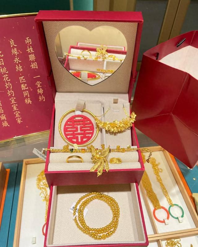 金价暴涨钻石“亲民”！五一婚庆季，该拿什么见证爱情？