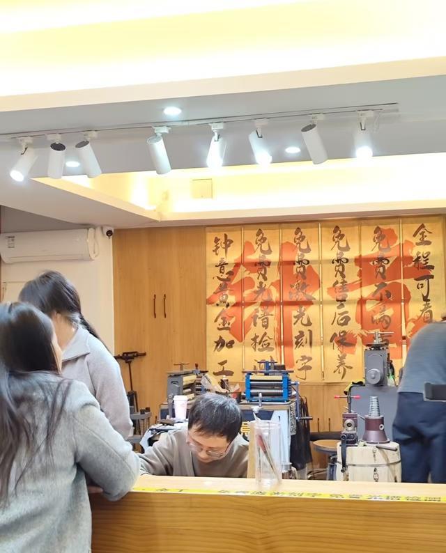 金价暴涨钻石“亲民”！五一婚庆季，该拿什么见证爱情？