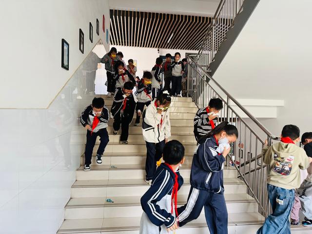 郑州市二七区兴华小学教育集团开展消防演练活动