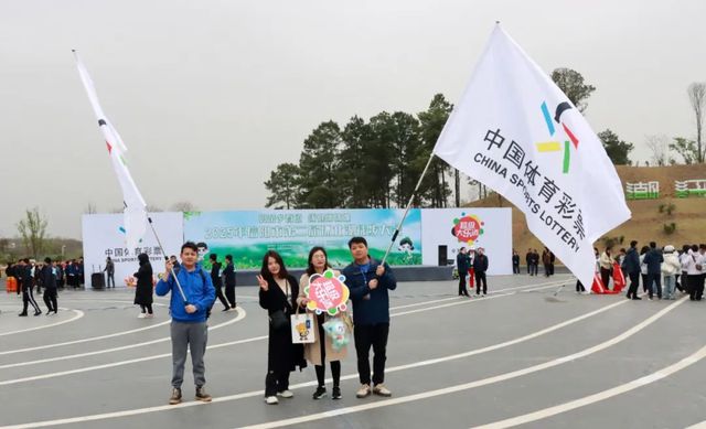 信阳市体彩：赏茶乡春色 练健康体魄
