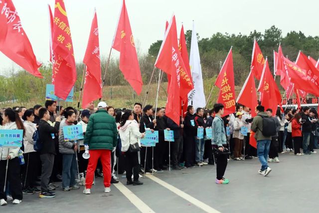 信阳市体彩：赏茶乡春色 练健康体魄