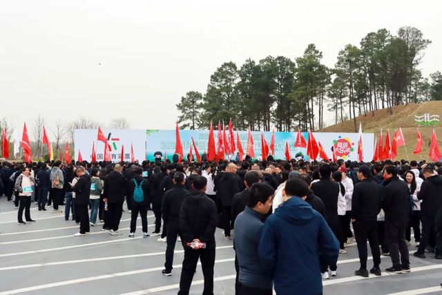 信阳市体彩：赏茶乡春色 练健康体魄