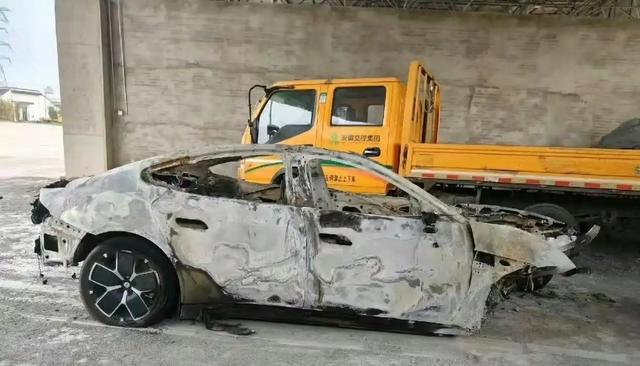 小米 SU7 高速爆燃事故细节公布，责任该如何界定？
