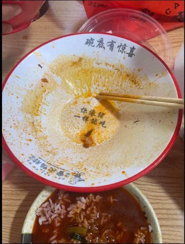 碗底印“你像猪一样能吃”，涉事饭店致歉：初衷只是觉得有趣