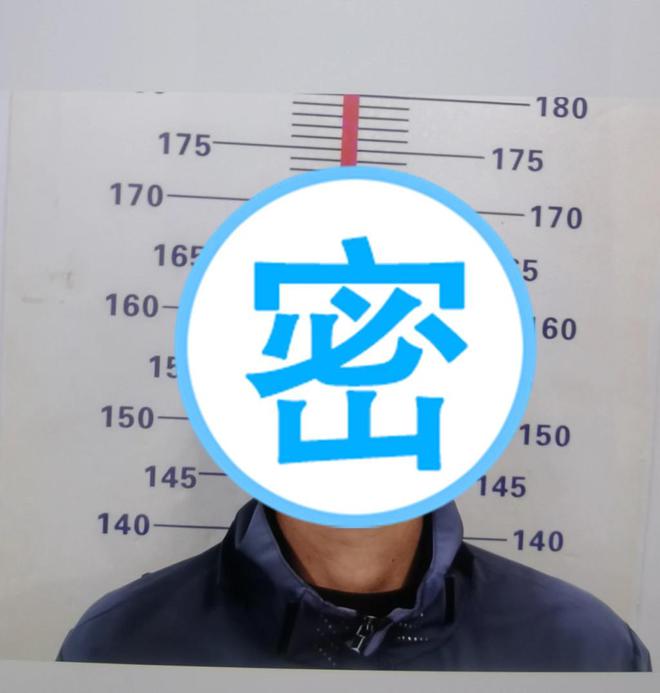 一男子在寺庙跪拜财神后盗窃功德箱，被警方行拘