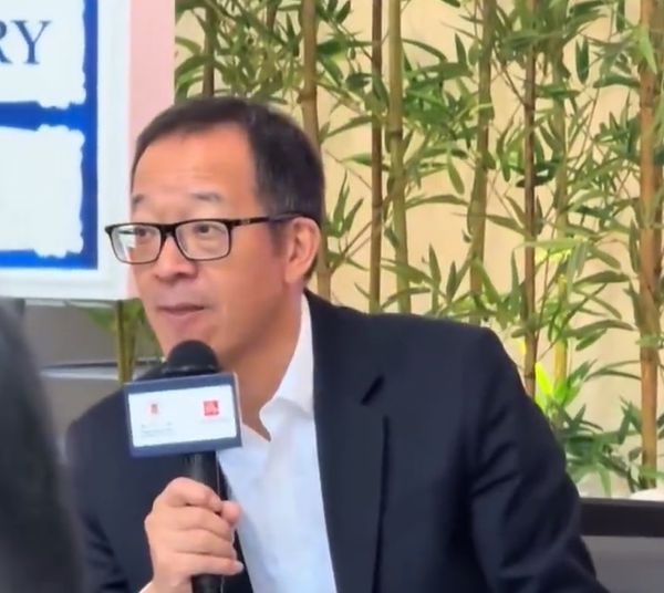 62岁俞敏洪骑车突发意外！网友:隔着屏幕都感觉疼