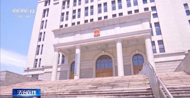一名厨工在幼儿园洗碗池里洗墩布被辞！儿童安全重于一切