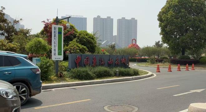 实探江苏东海水晶城：一年爆卖400亿，谁在捧红“疯狂的石头”？