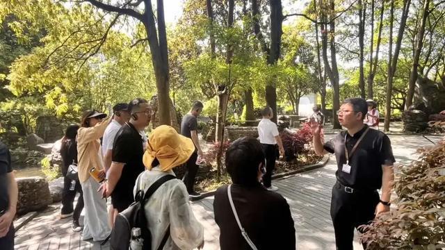 文旅局长亲自带团，“去年考了导游证”