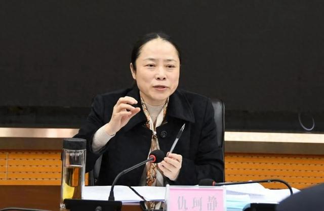 仇珂静，主动交代问题