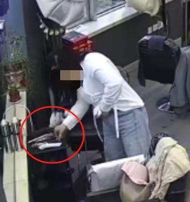 偷拿理发店千元剪刀女子被拘