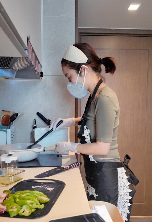 “上门私厨一天做6家月入2万”备受争议，当事人这样回应