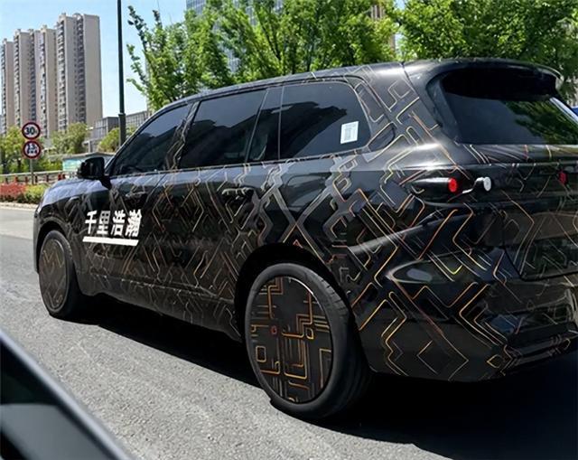 吉利银河旗舰 SUV 新车曝光：或为星舰 9，年内上市引关注