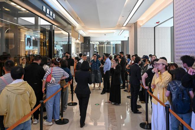 魔都眼｜买买买，老铺黄金新店开业被挤爆：有人排队5小时