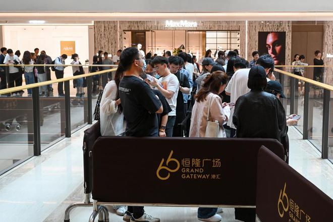 魔都眼｜买买买，老铺黄金新店开业被挤爆：有人排队5小时
