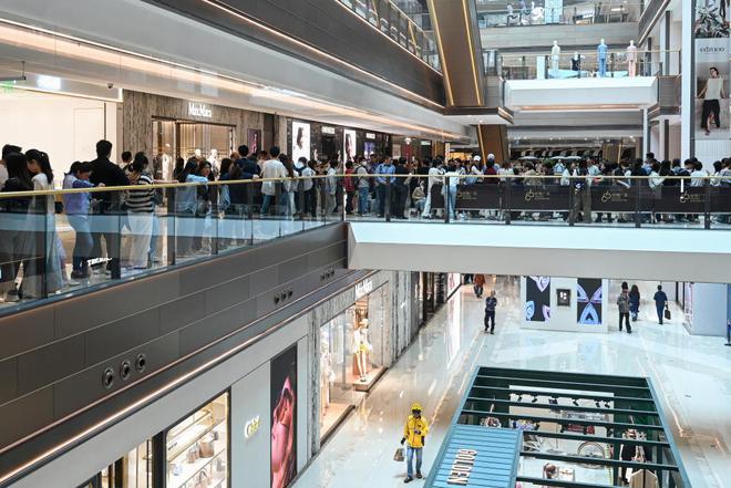 魔都眼｜买买买，老铺黄金新店开业被挤爆：有人排队5小时
