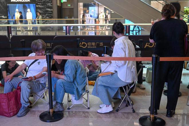魔都眼｜买买买，老铺黄金新店开业被挤爆：有人排队5小时