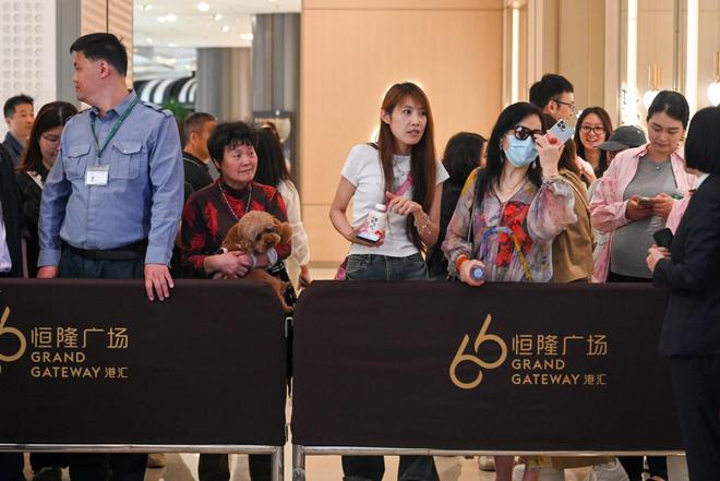 魔都眼｜买买买，老铺黄金新店开业被挤爆：有人排队5小时