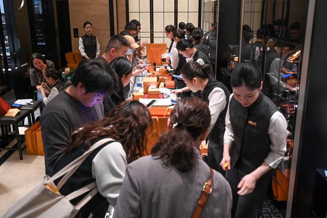 魔都眼｜买买买，老铺黄金新店开业被挤爆：有人排队5小时
