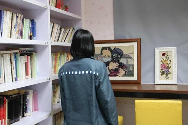 女子服刑10年将出狱：父母已病逝