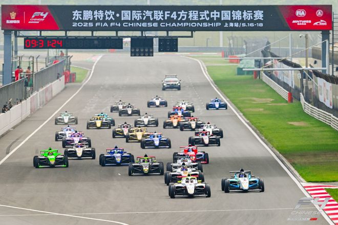 为赛车新兴力量擂鼓助威，东鹏特饮“供能”F4方程式上海站