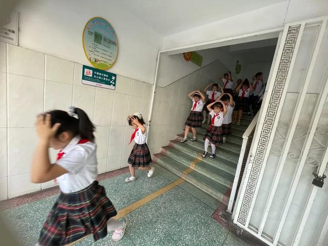 南阳市第十四小学开展第 17 个全国防灾减灾日系列活动