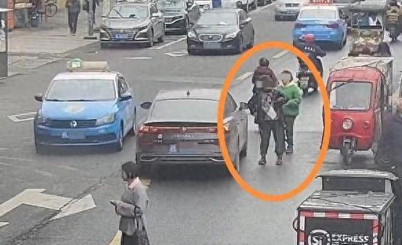 两女子轮流扮孕妇碰瓷被刑拘,专挑路口和小区附近低速车下手