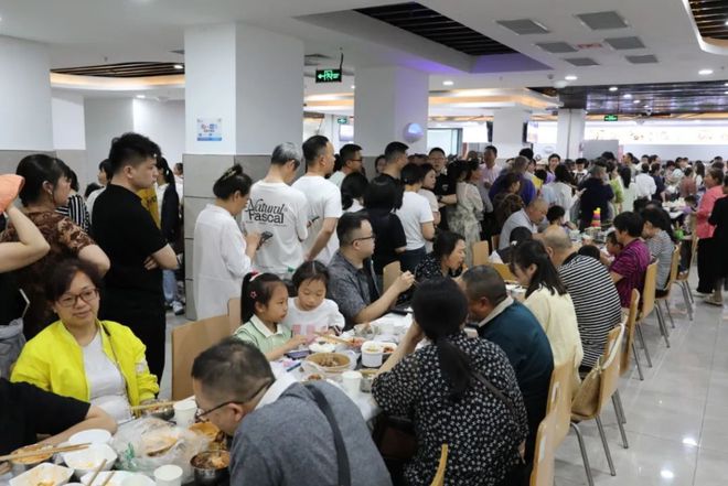 五一假期多地政府食堂对外开放：部分机关食堂饭菜“秒没”