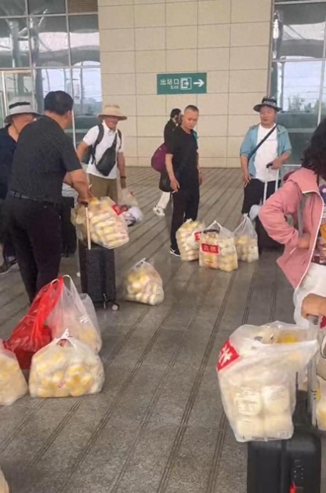 江苏游客买800个馒头带回家,河南老乡:冷冻保存吃时66