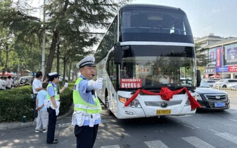 护航高考丨高考遇上周一 郑州交警全力护航高峰出行