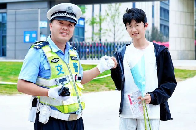 护航高考丨高考遇上周一 郑州交警全力护航高峰出行