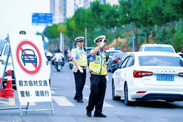 护航高考丨高考遇上周一 郑州交警全力护航高峰出行